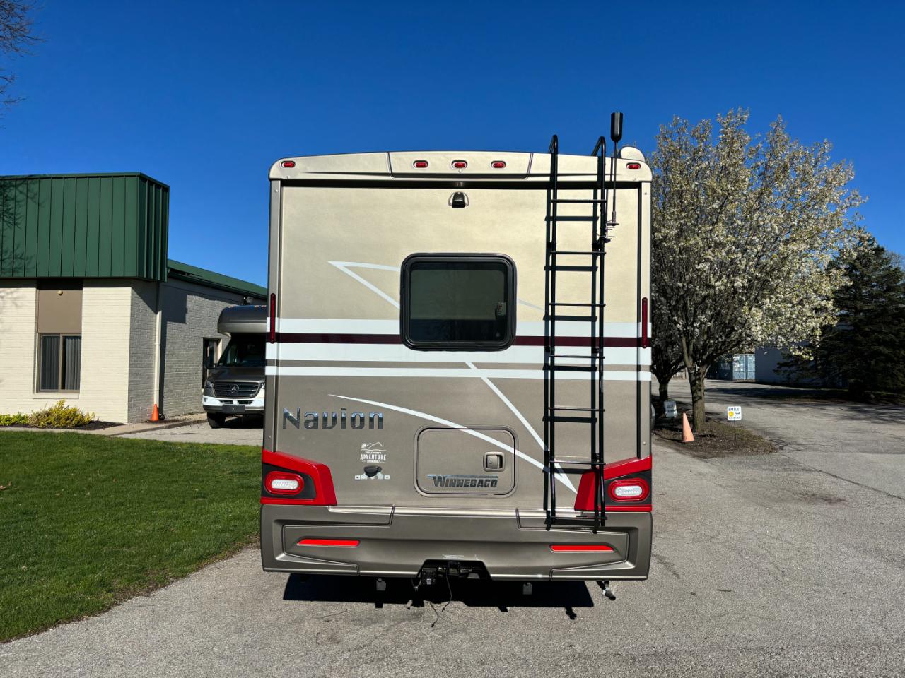 Winnebago Navion  2021