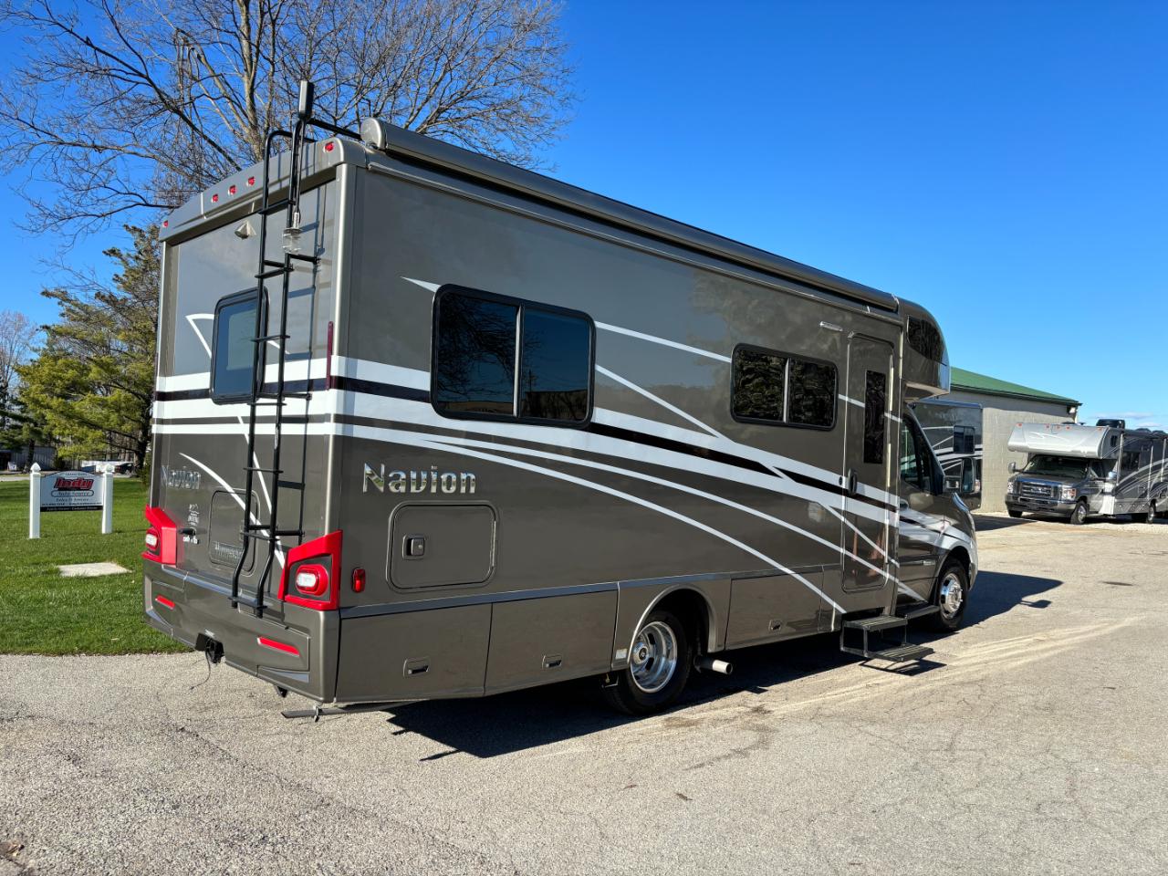 Winnebago Navion  2021