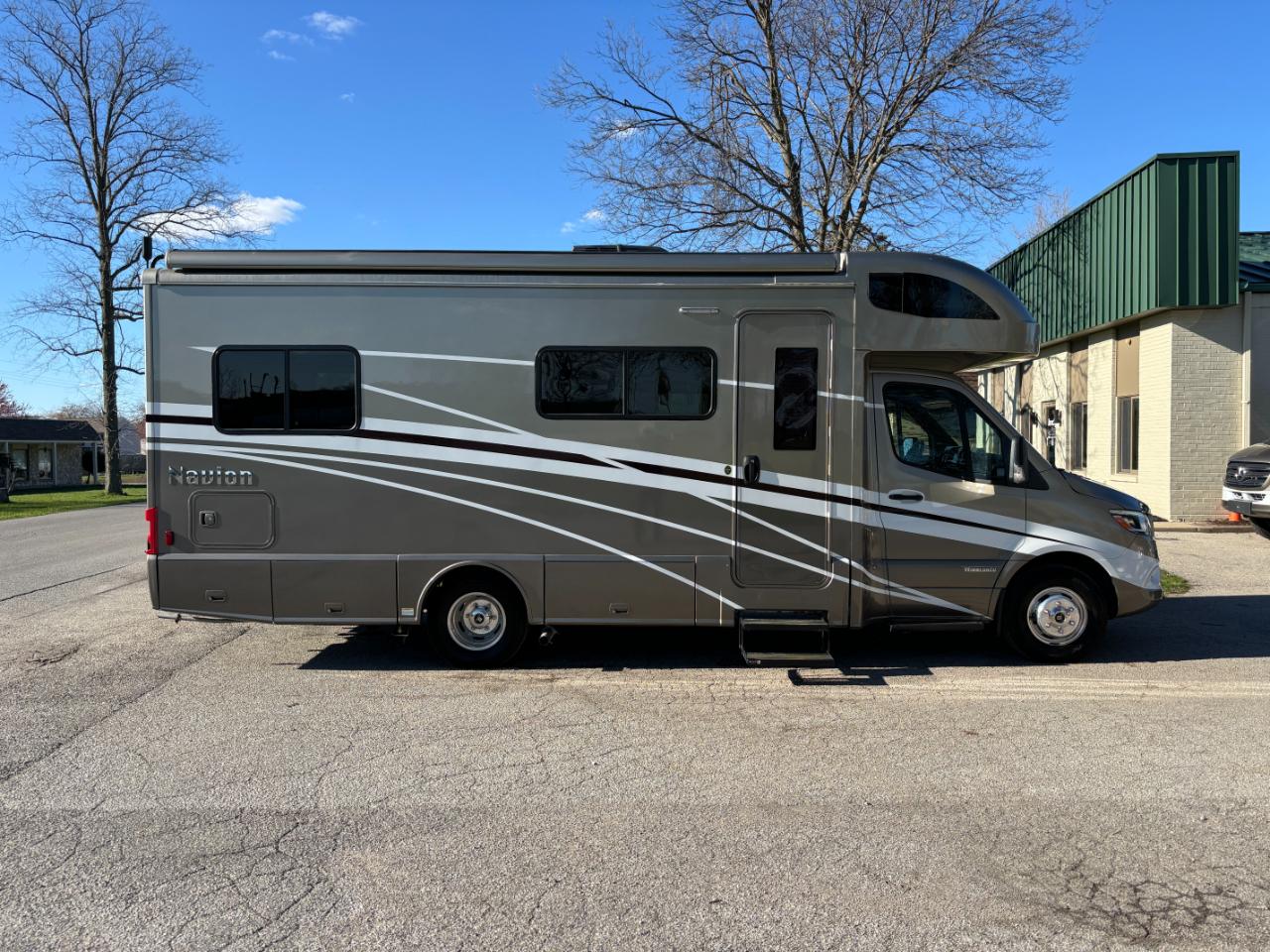 Winnebago Navion  2021