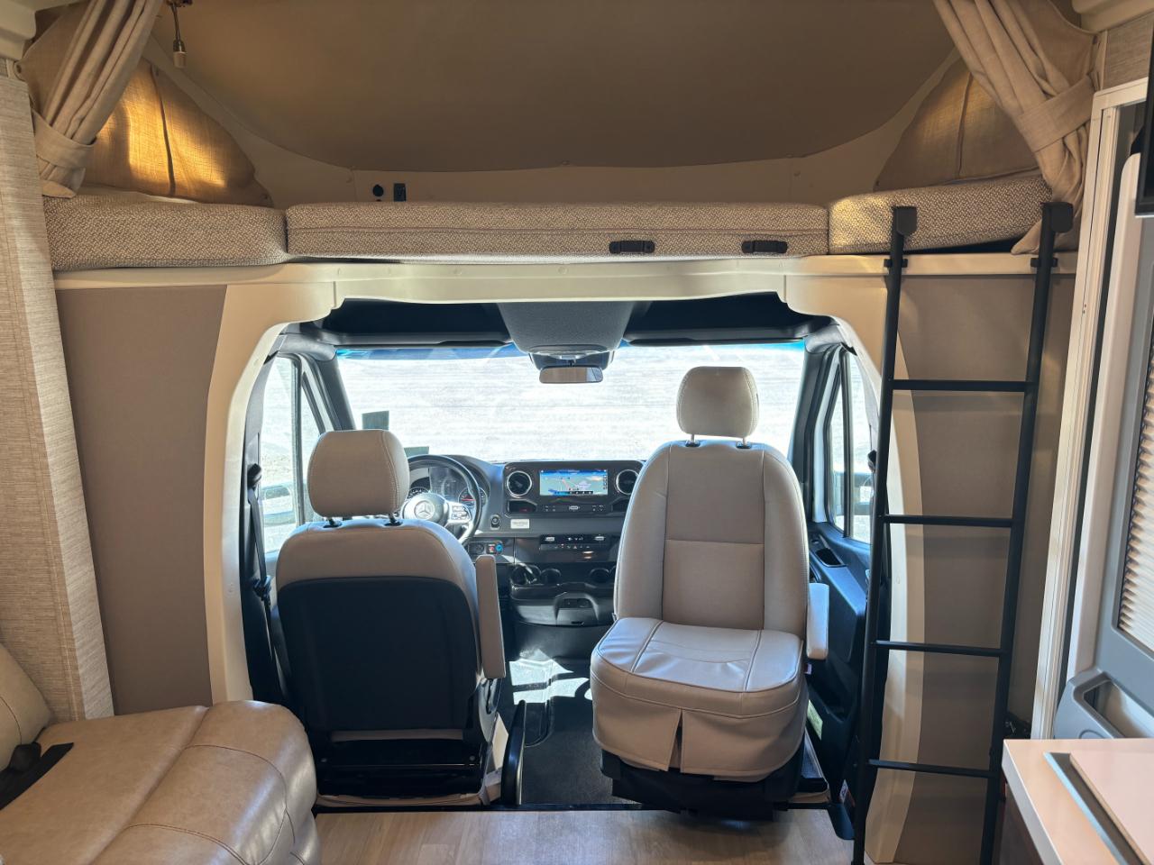 Winnebago Navion  2021