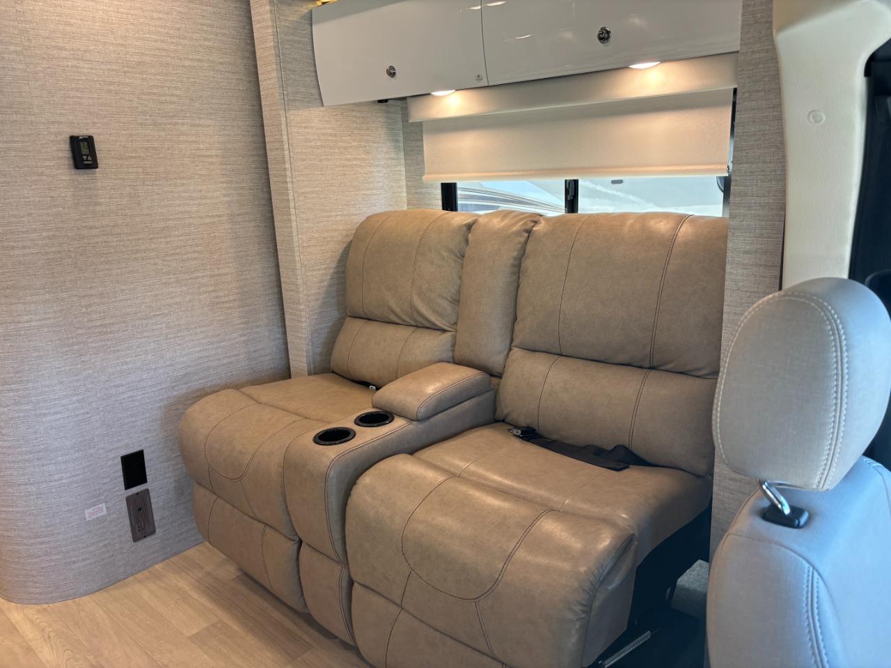 Winnebago Navion  2021