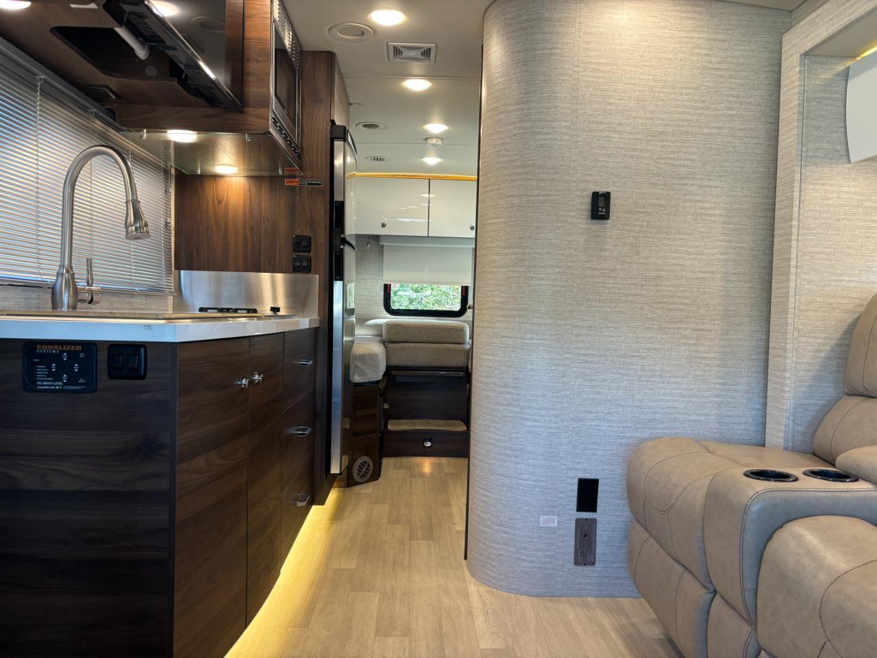 Winnebago Navion  2021