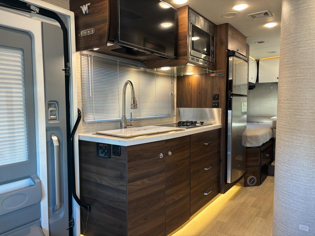 Winnebago Navion  2021