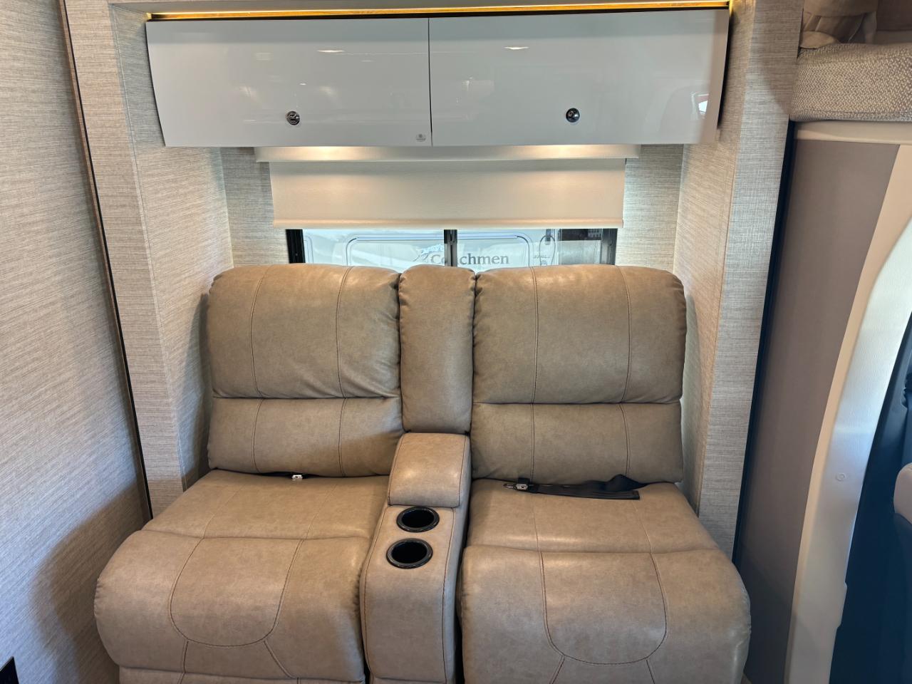 Winnebago Navion  2021