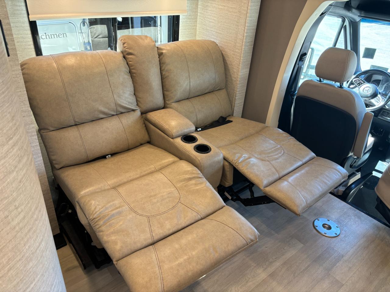 Winnebago Navion  2021