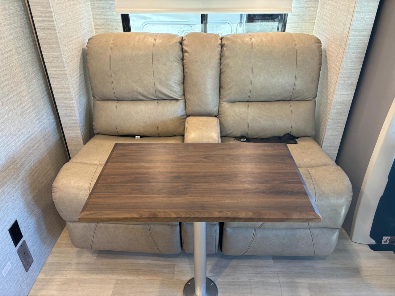 Winnebago Navion  2021