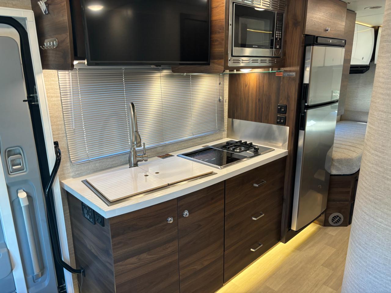Winnebago Navion  2021