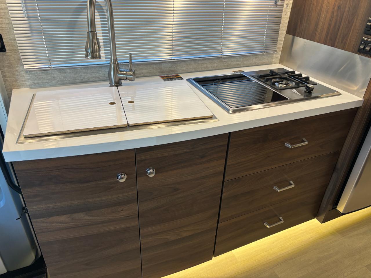 Winnebago Navion  2021