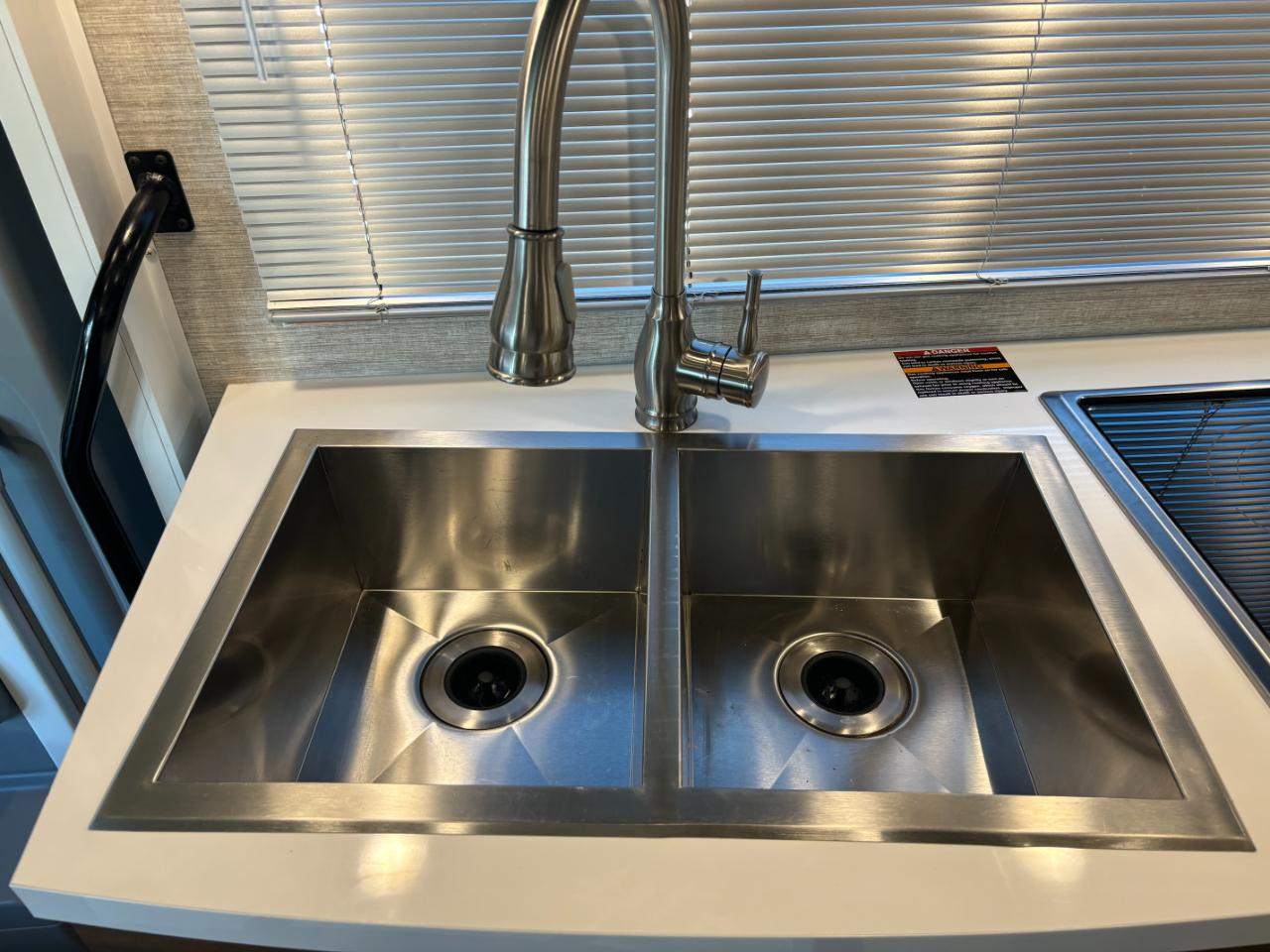 Winnebago Navion  2021
