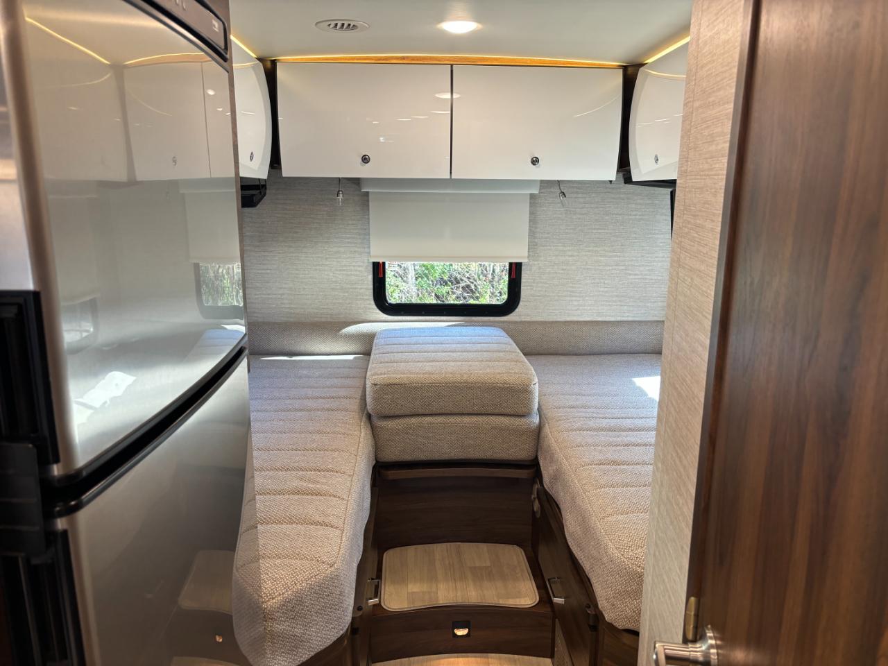 Winnebago Navion  2021