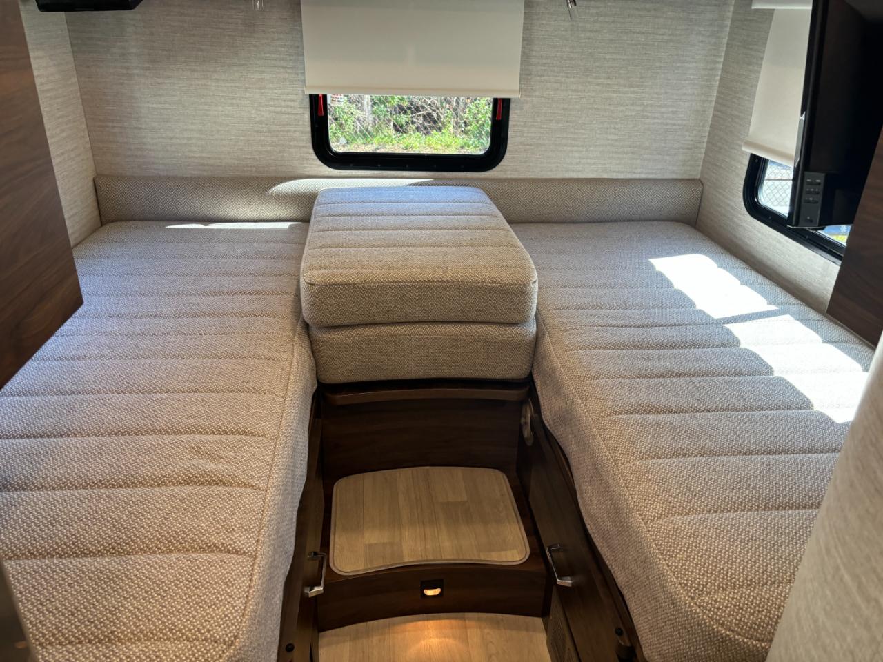 Winnebago Navion  2021