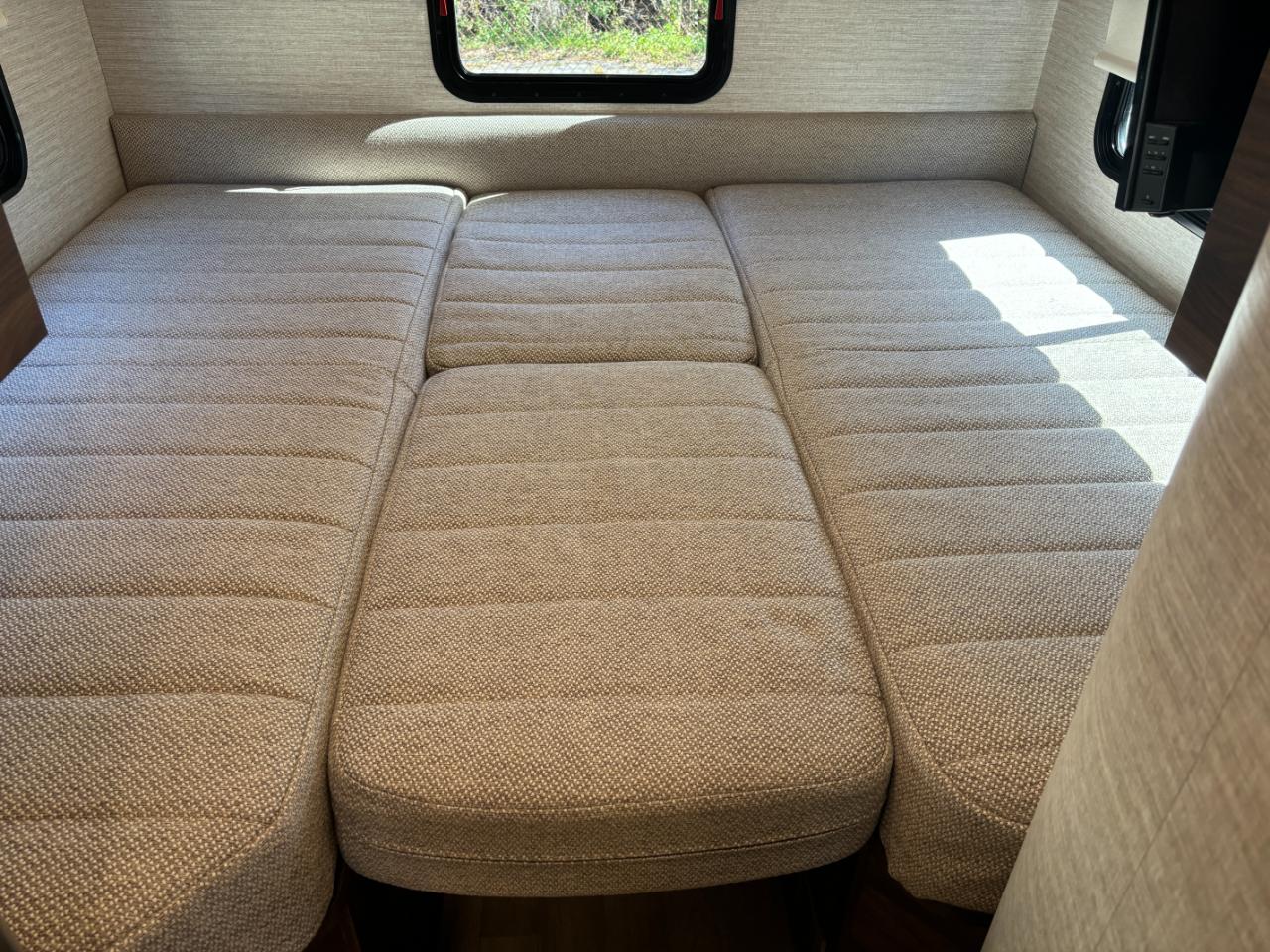 Winnebago Navion  2021