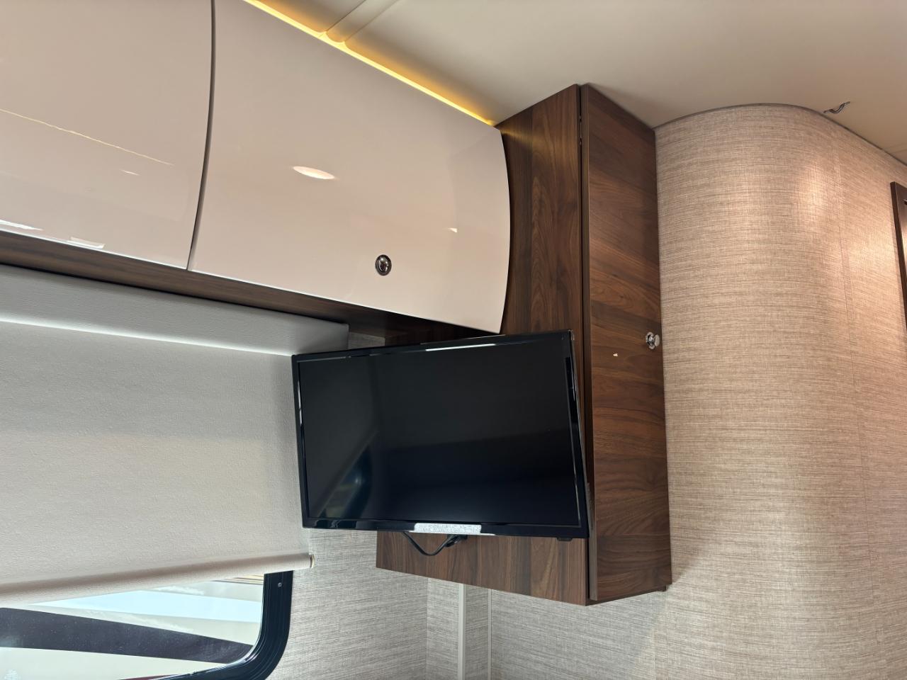 Winnebago Navion  2021