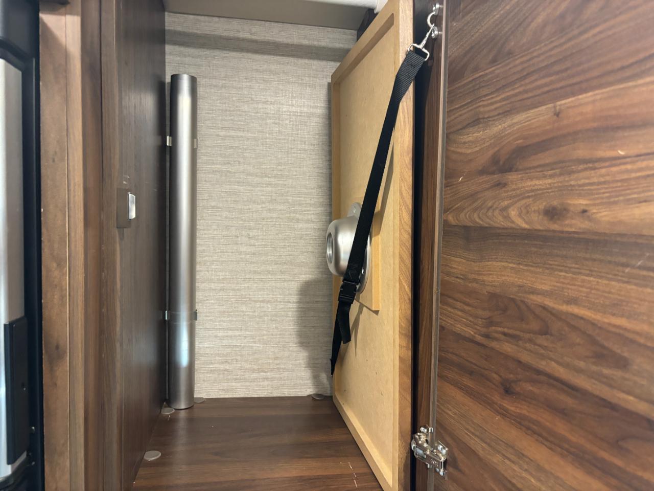 Winnebago Navion  2021