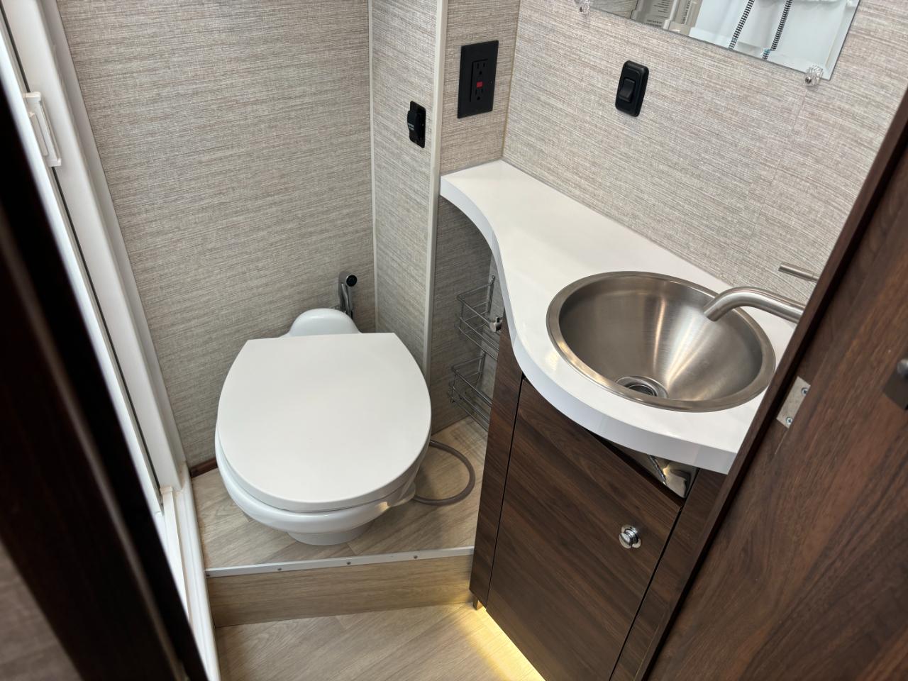 Winnebago Navion  2021