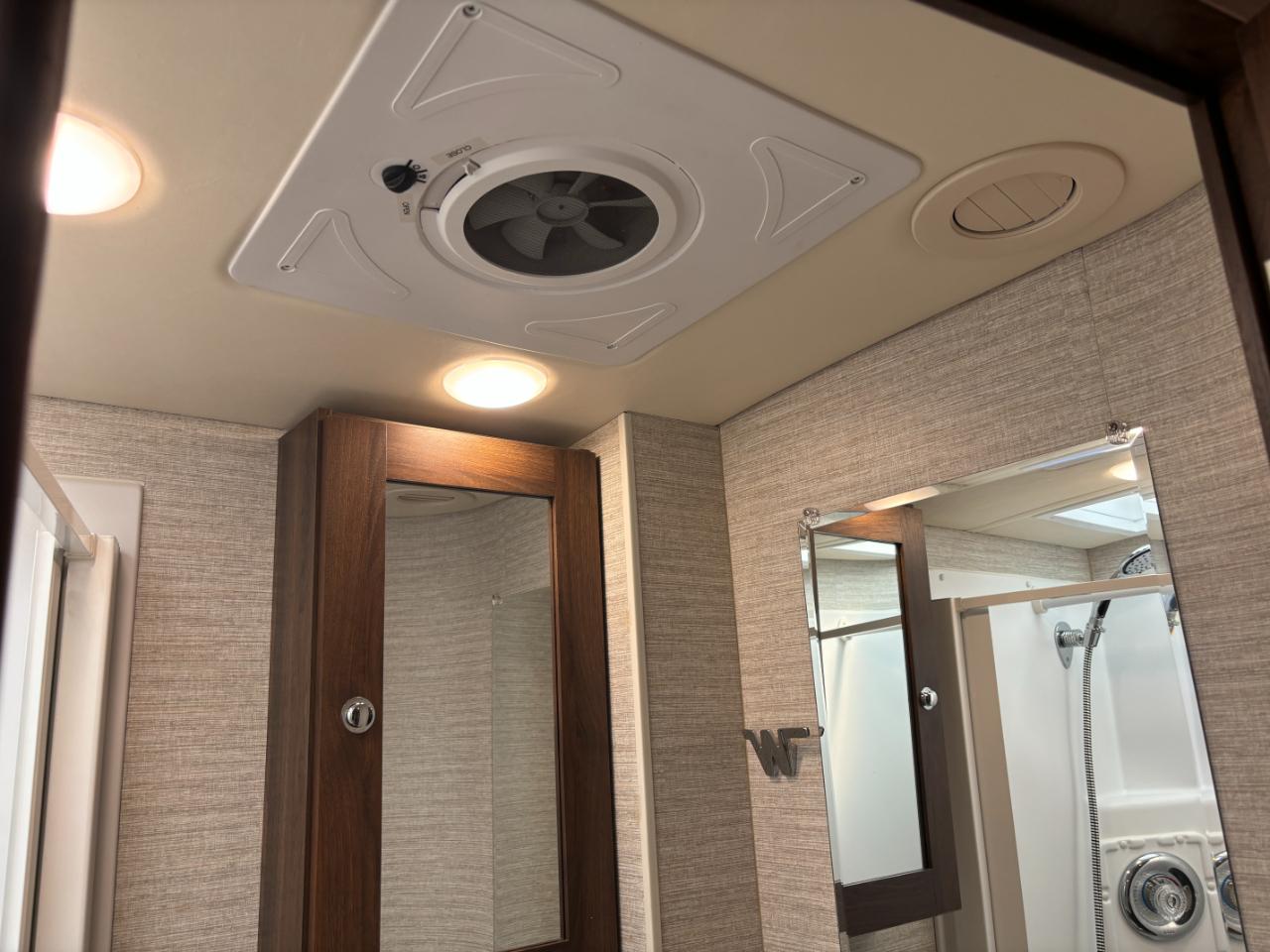 Winnebago Navion  2021