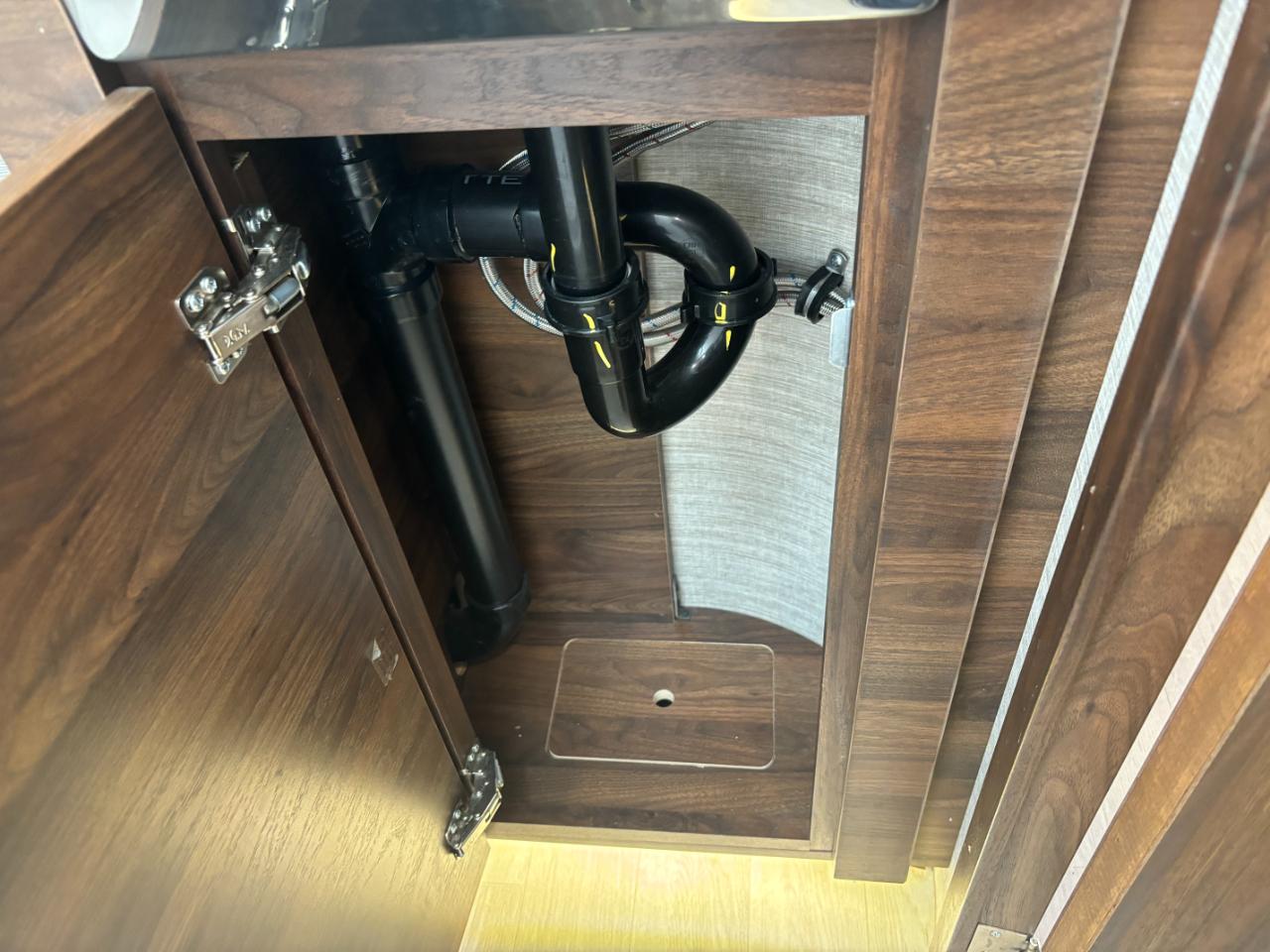 Winnebago Navion  2021