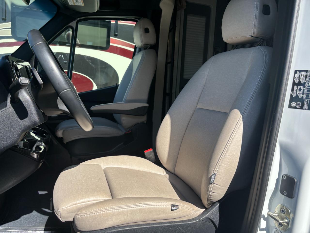 Winnebago Navion  2021
