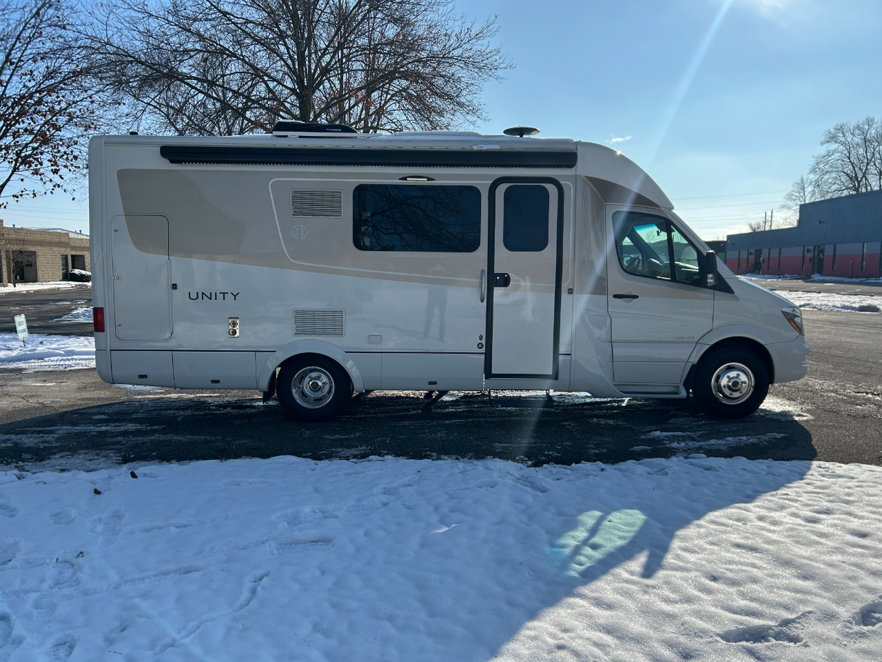 Leisure Travel U24MB  2018