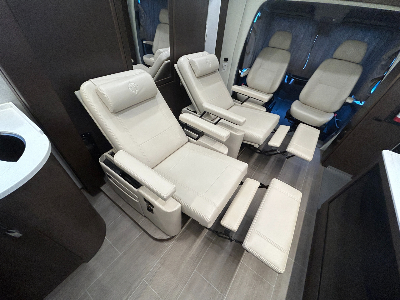 Leisure Travel U24MB  2018