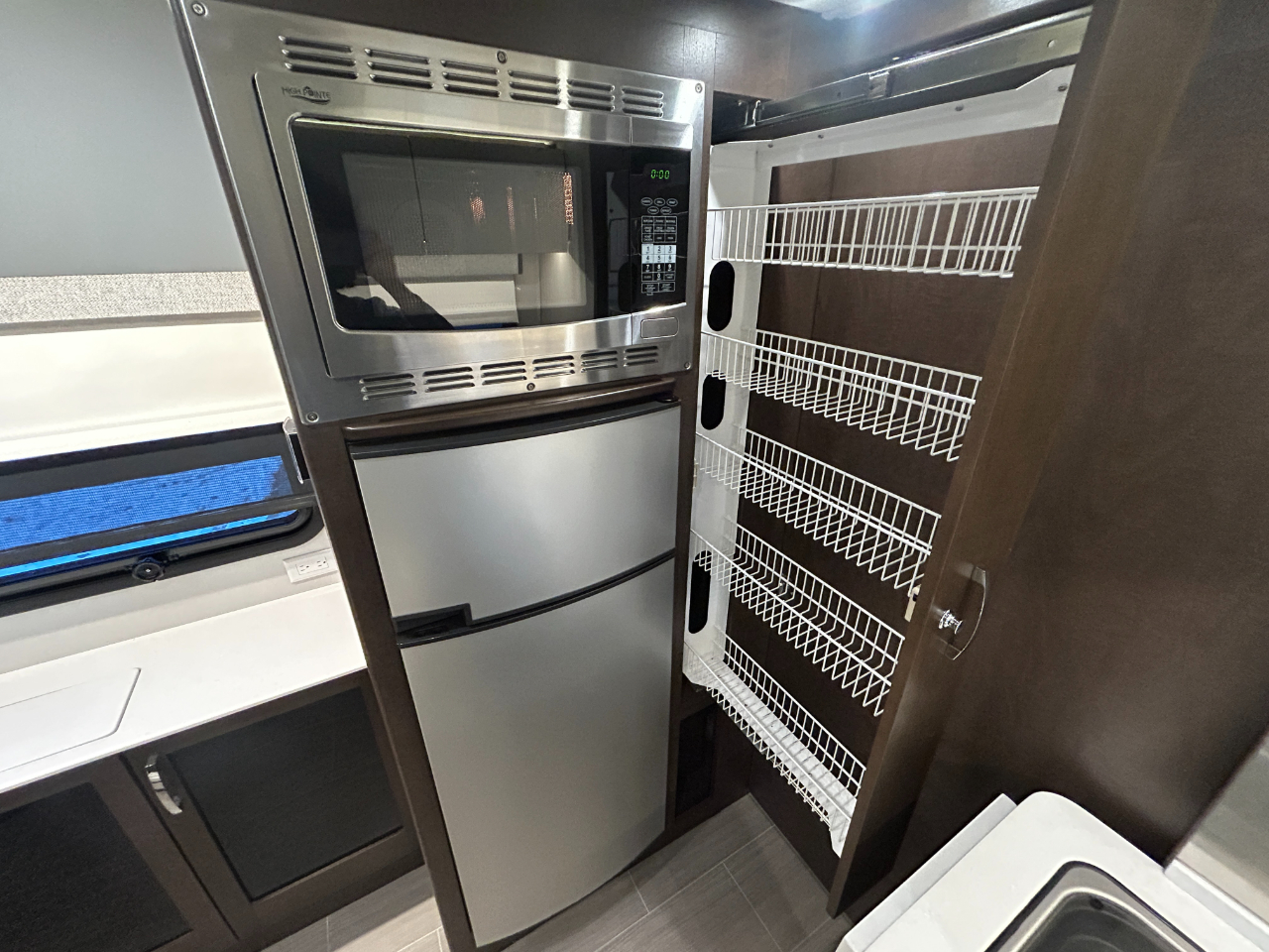 Leisure Travel U24MB  2018