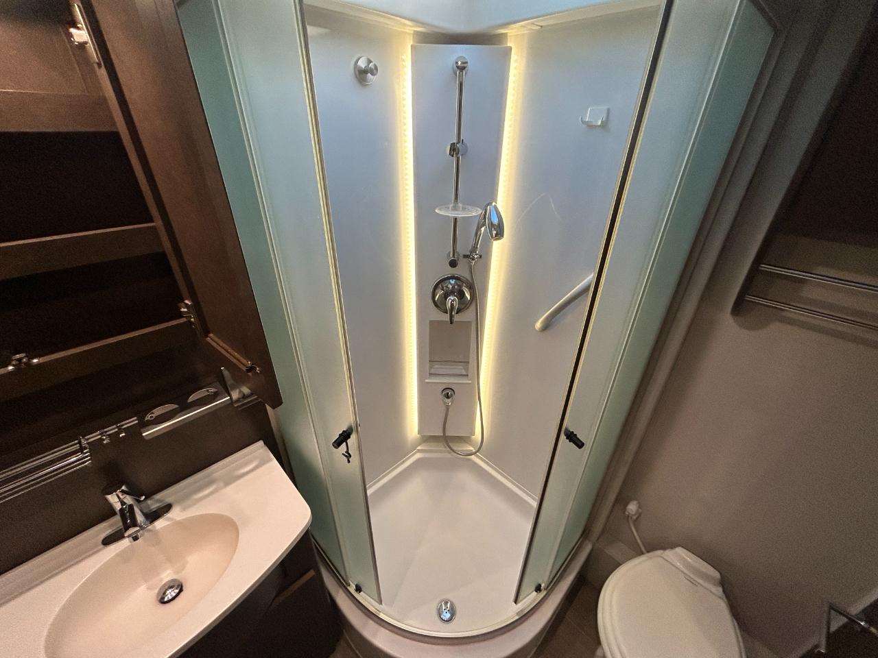 Leisure Travel U24MB  2018