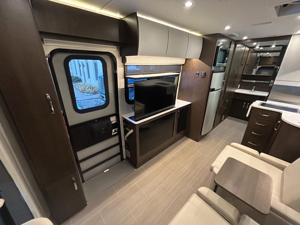 Leisure Travel U24MB  2018