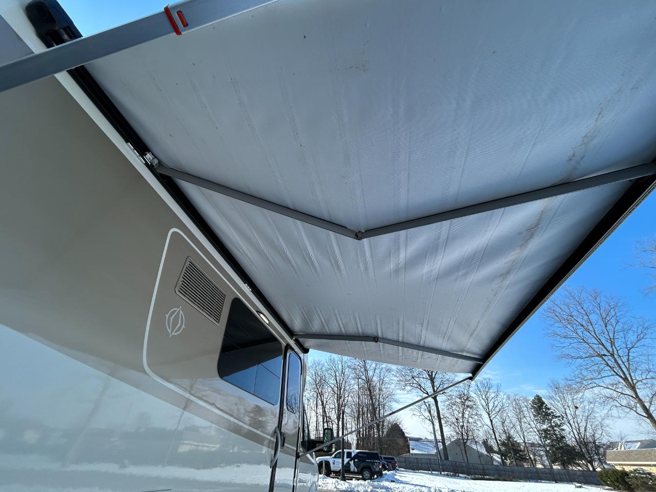 Leisure Travel U24MB  2018