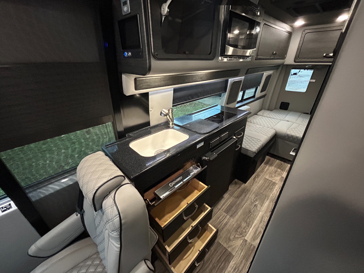 American Coach MD4 Lounge  2024