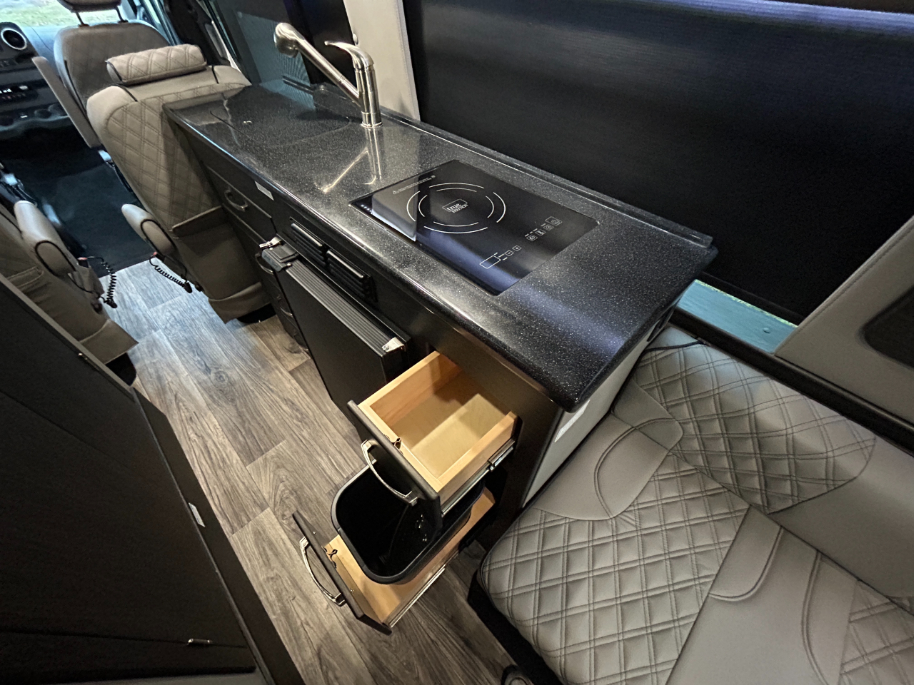 American Coach MD4 Lounge  2024