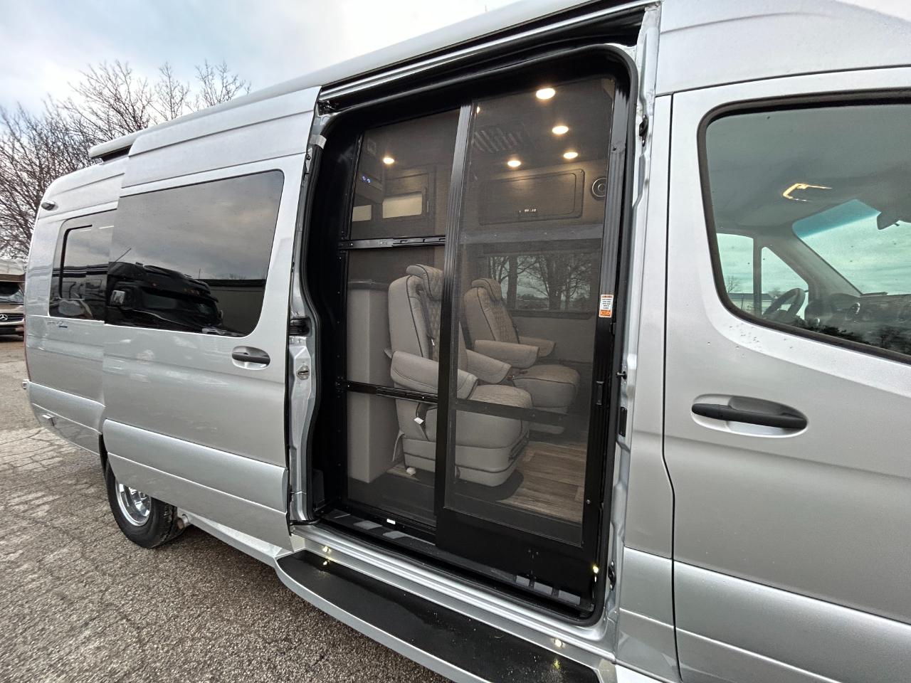 American Coach MD4 Lounge  2024