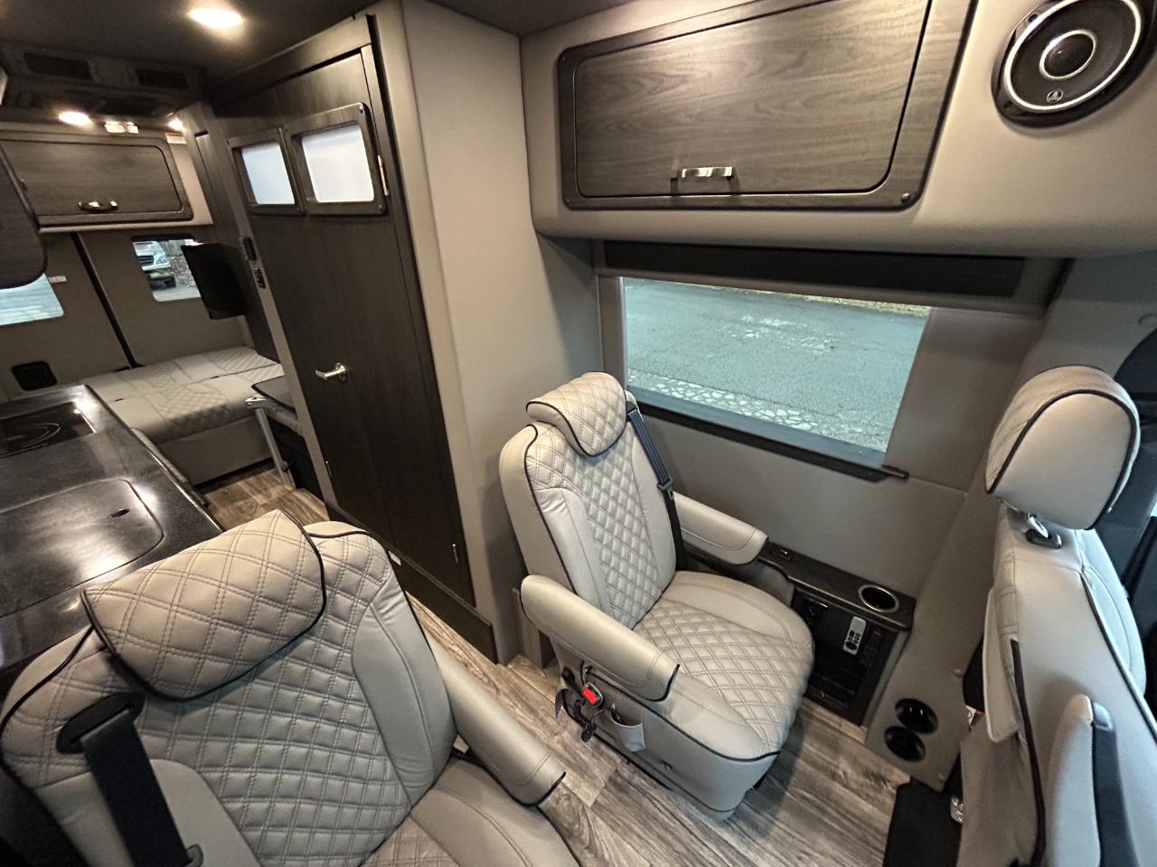 American Coach MD4 Lounge  2024