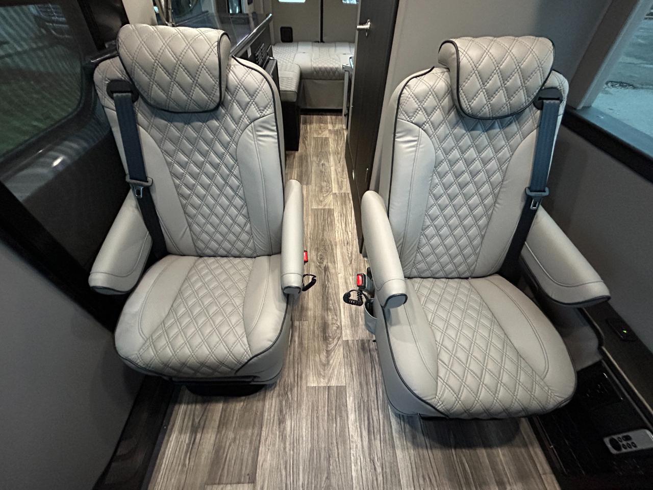 American Coach MD4 Lounge  2024