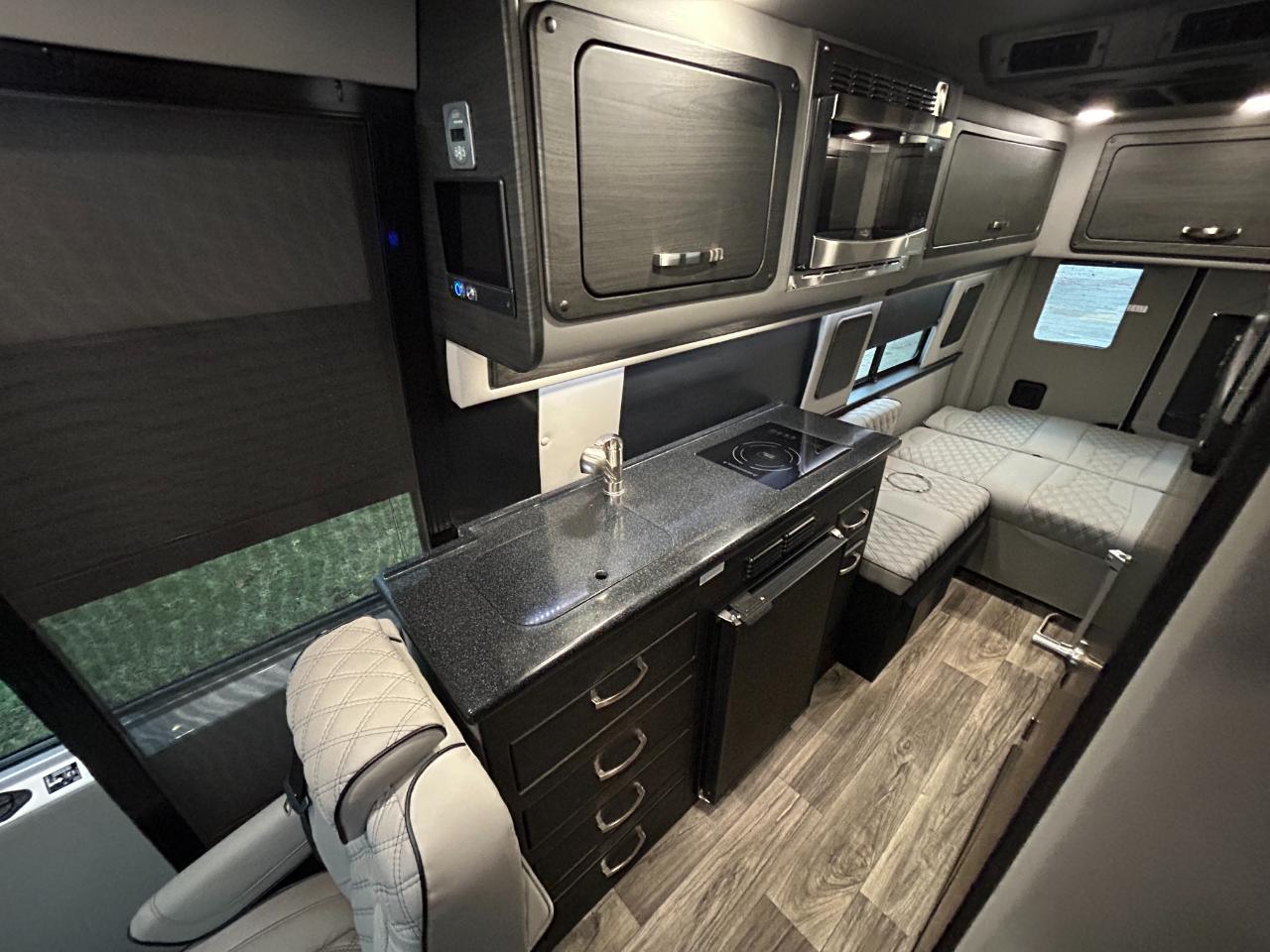 American Coach MD4 Lounge  2024