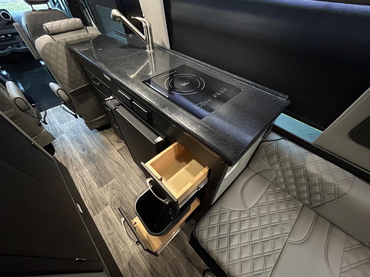 American Coach MD4 Lounge  2024