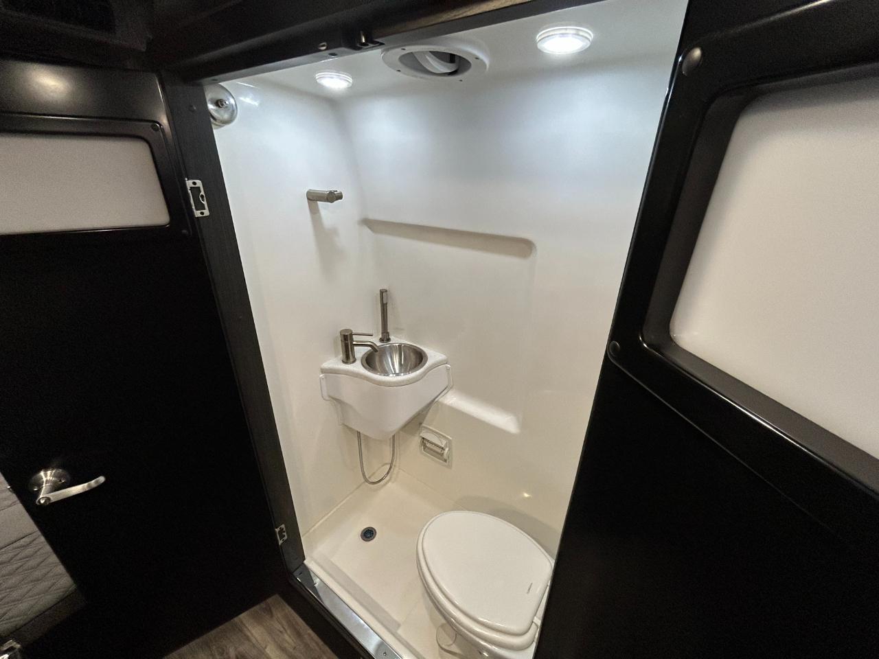 American Coach MD4 Lounge  2024