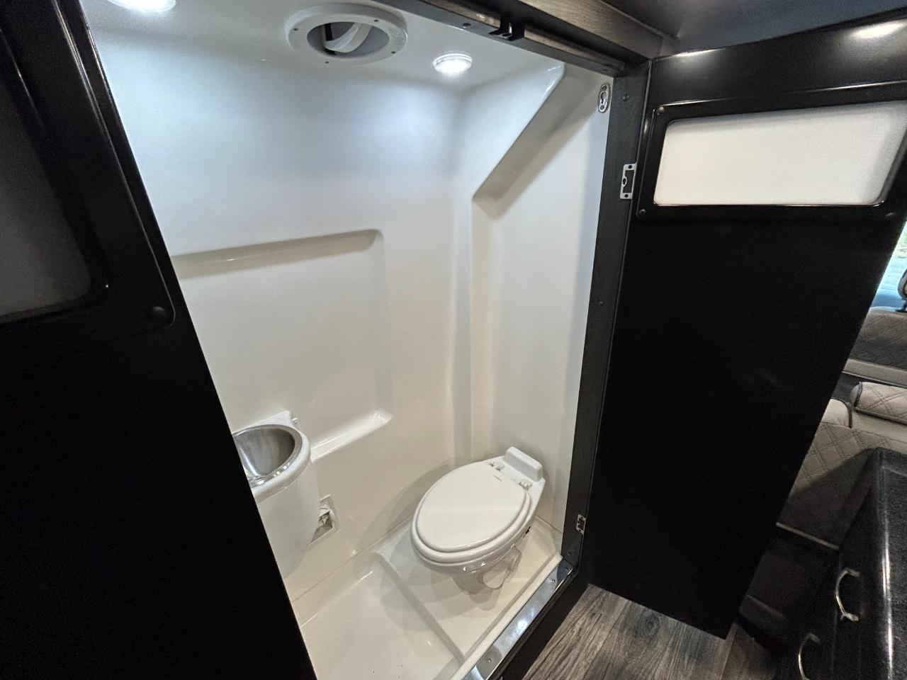 American Coach MD4 Lounge  2024