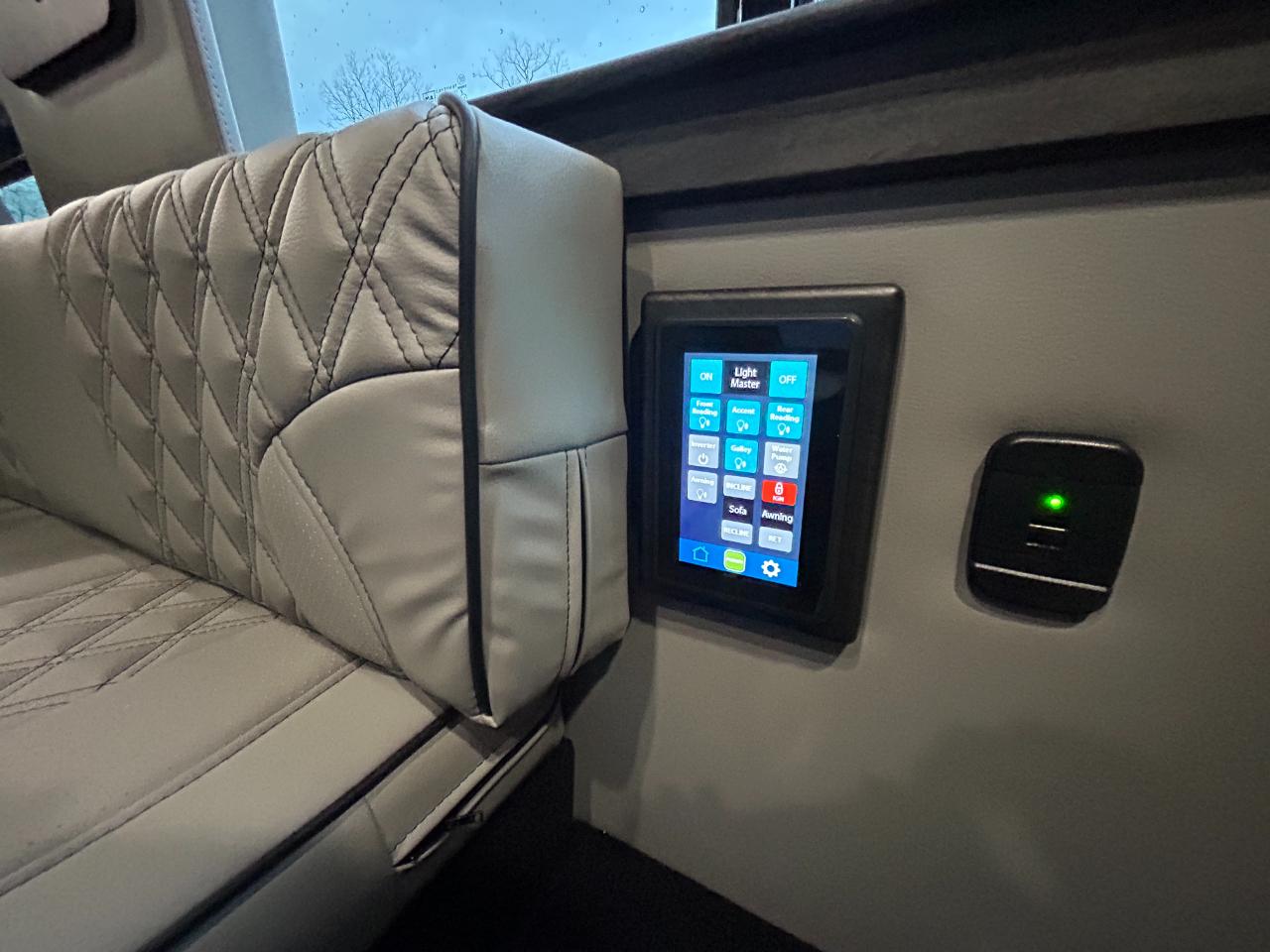 American Coach MD4 Lounge  2024