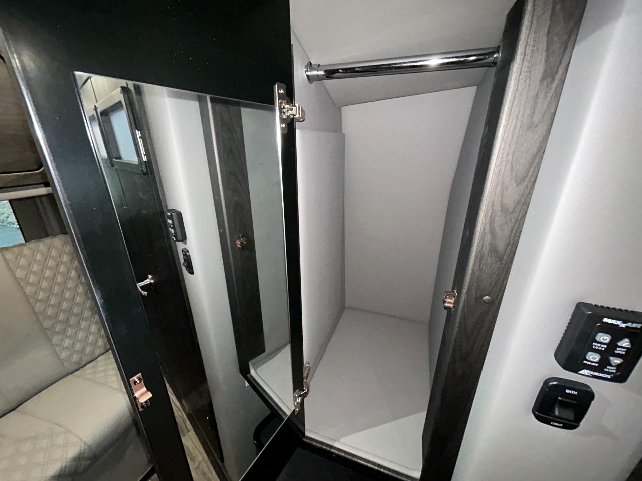 American Coach MD4 Lounge  2024