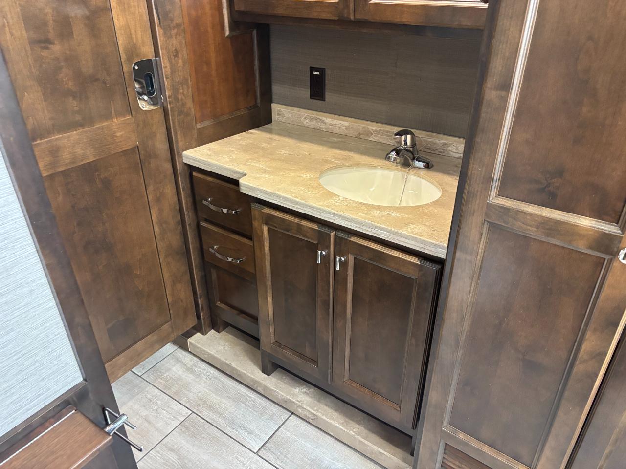 Tiffin Motorhomes Allegro  2020