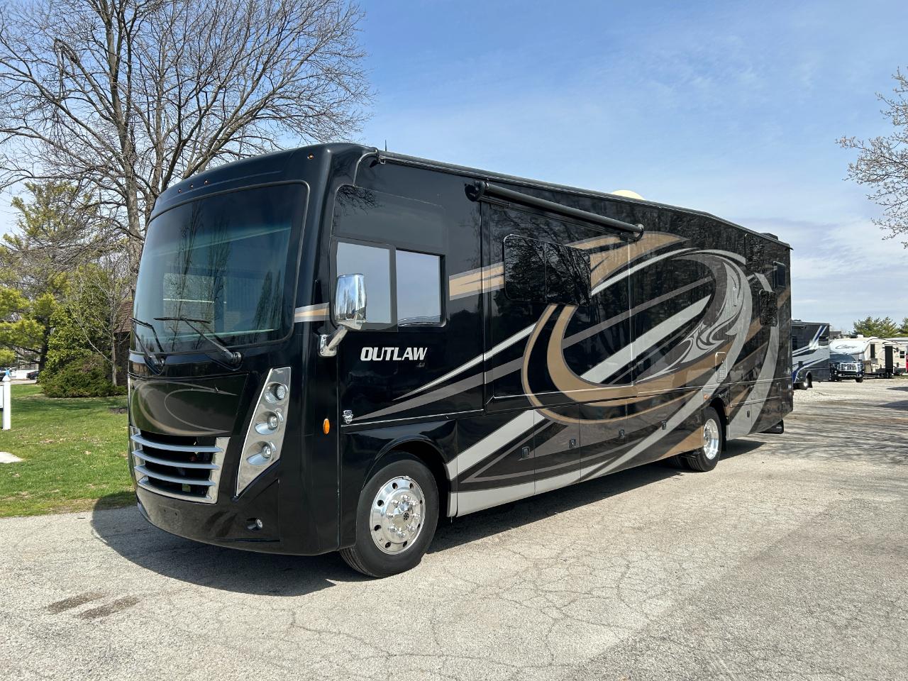 Thor Motor Coach Outlaw  2019