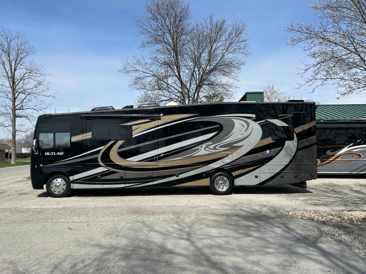 Thor Motor Coach Outlaw  2019