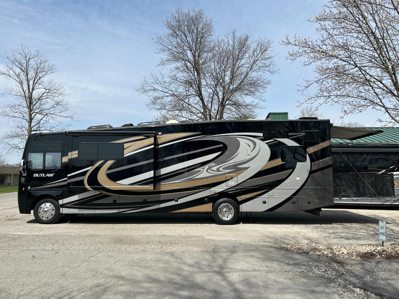Thor Motor Coach Outlaw  2019