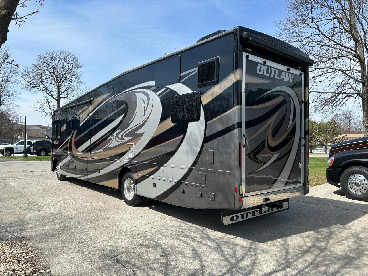 Thor Motor Coach Outlaw  2019
