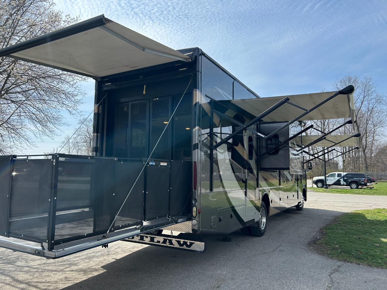 Thor Motor Coach Outlaw  2019