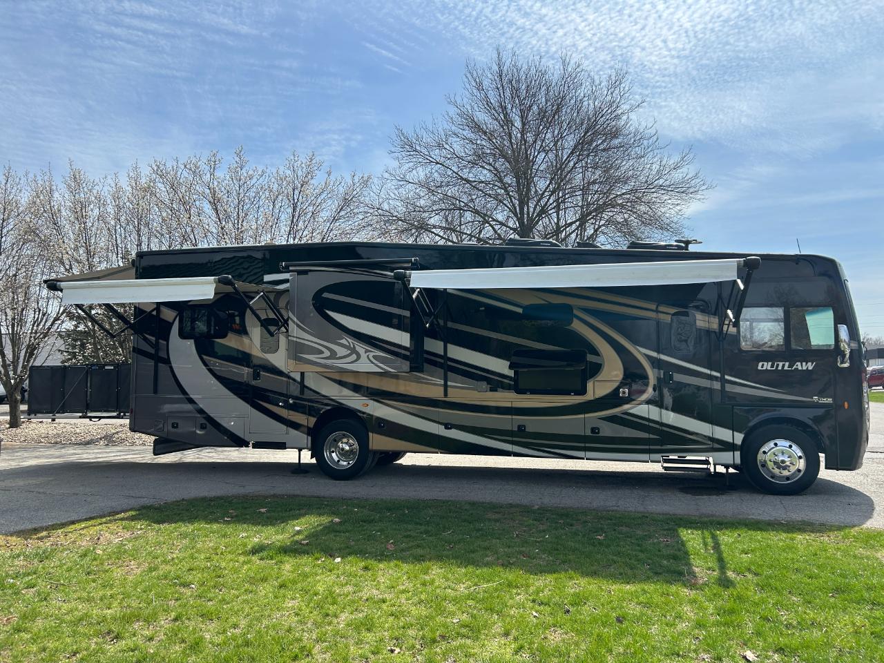 Thor Motor Coach Outlaw  2019