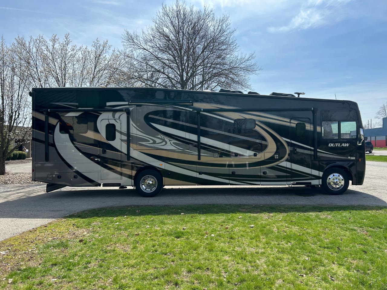 Thor Motor Coach Outlaw  2019