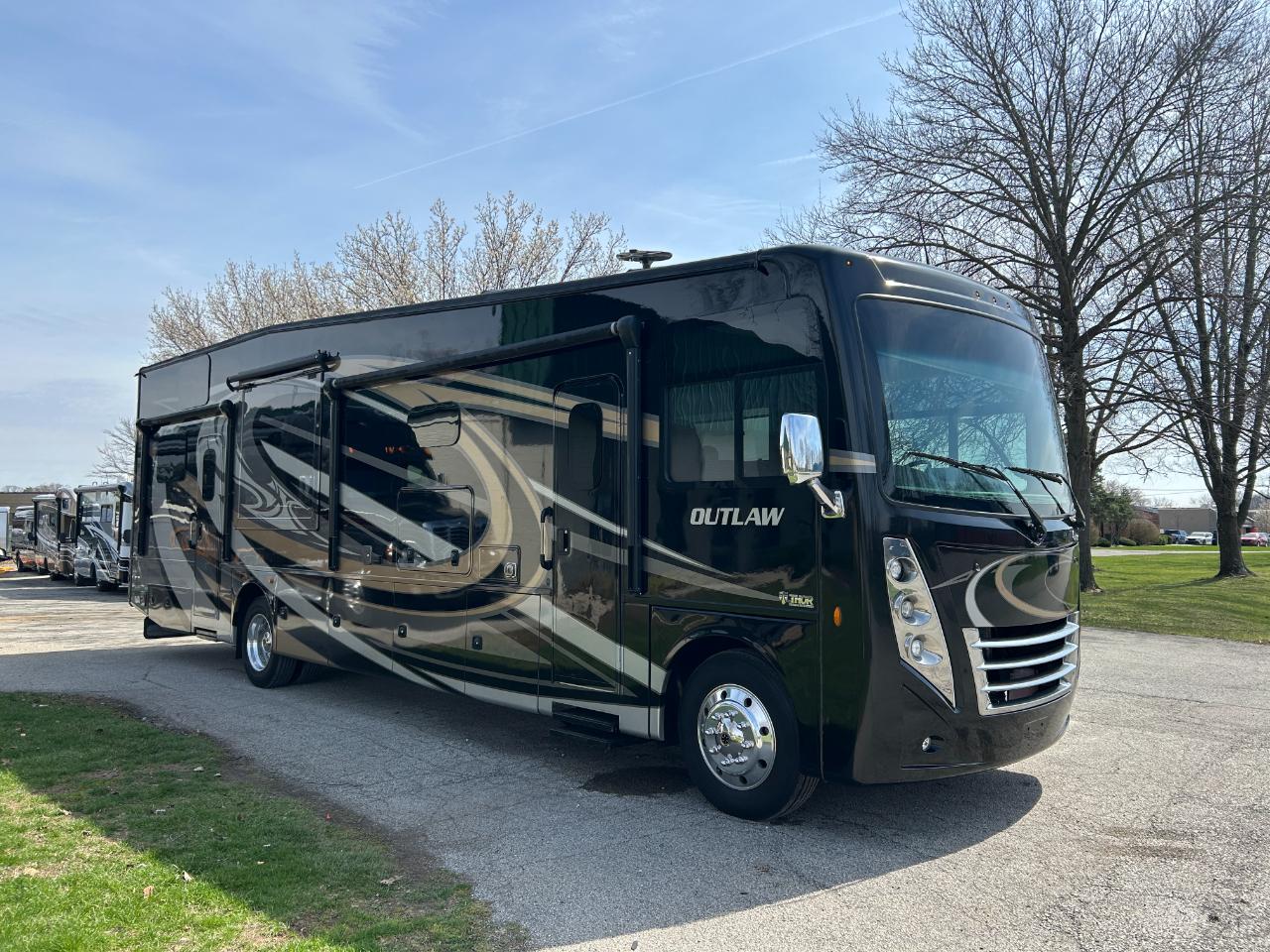 Thor Motor Coach Outlaw  2019