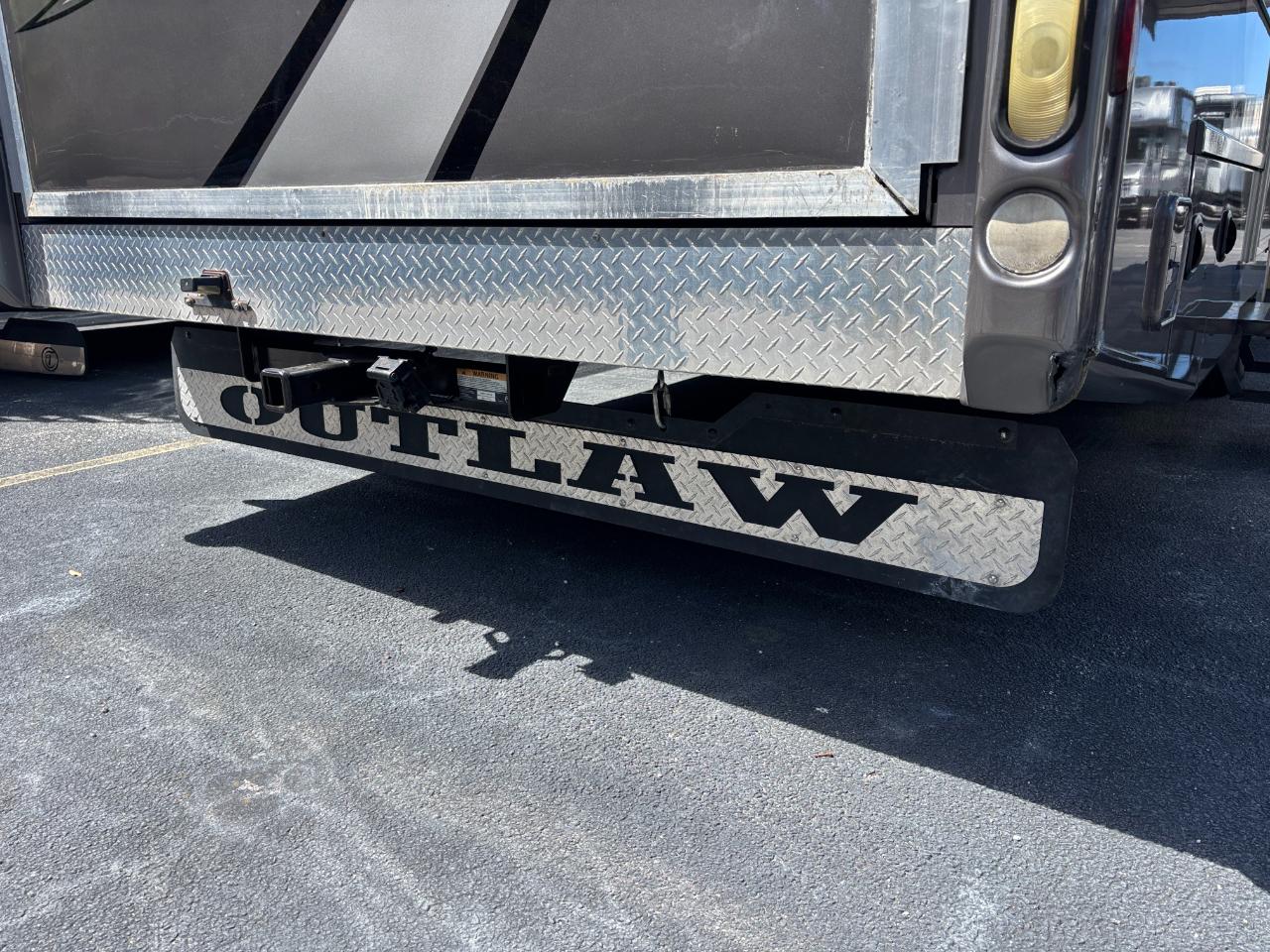 Thor Motor Coach Outlaw  2019