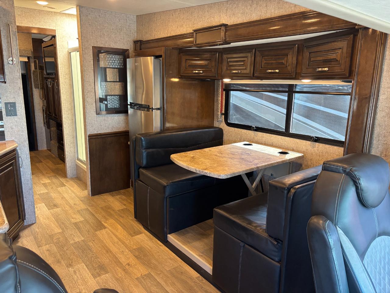 Thor Motor Coach Outlaw  2019